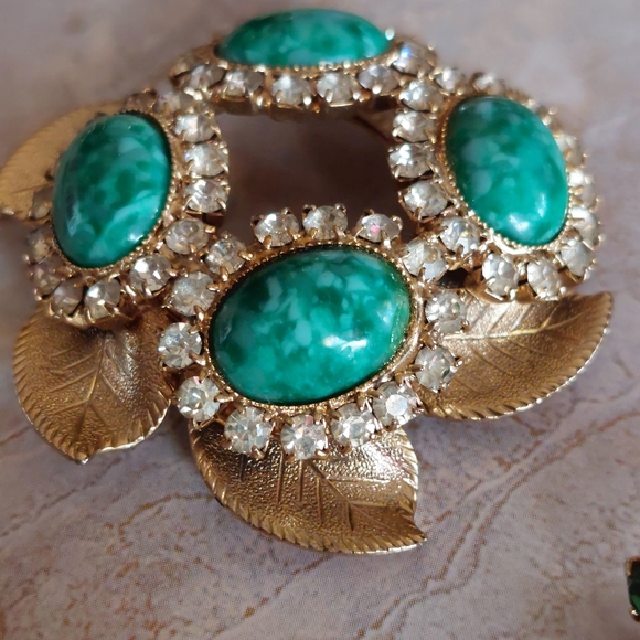 Green Peking glass cabochon vintage rhinestone goldtone pendant necklace. (WW) - Picture 2 of 8